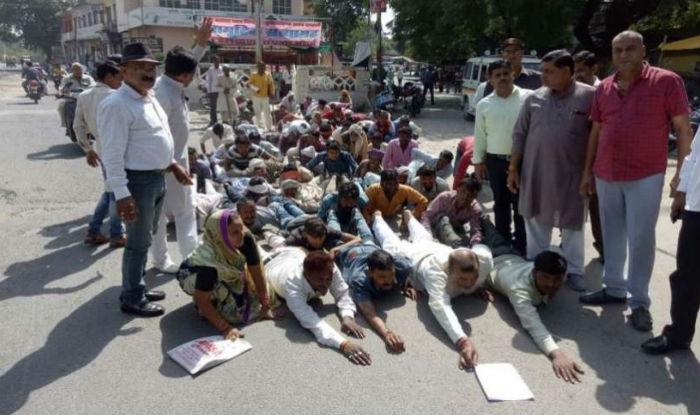 Farmers protest against the Govt in Jhansi reported by Bundelkhand Report